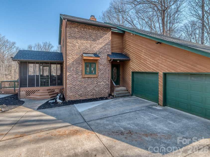 8723 Crestview Drive, Waxhaw, NC 28173.  MLS# CAR4376325, YatesRealty ID 20609. 