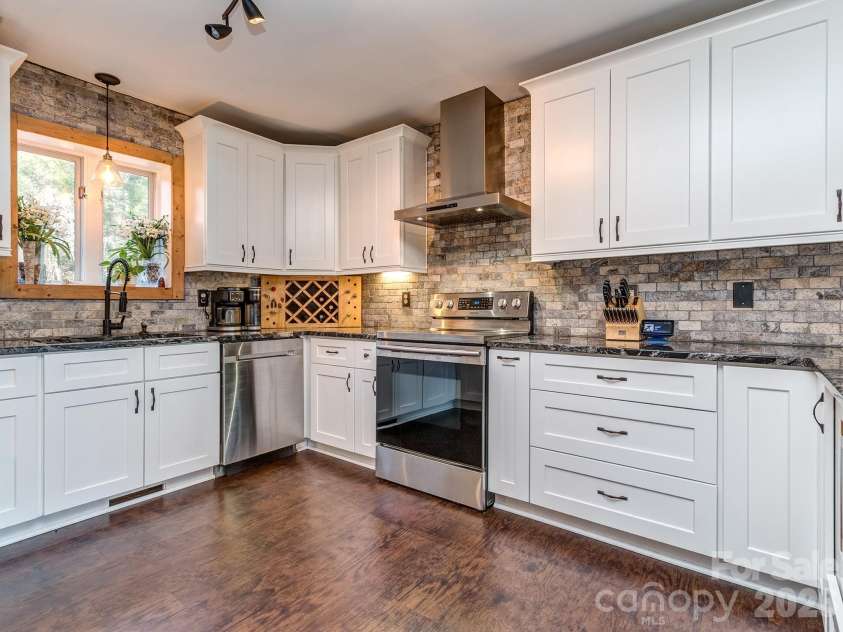 8723 Crestview Drive, Waxhaw, NC 28173.  MLS# CAR4376325, YatesRealty ID 20609. 