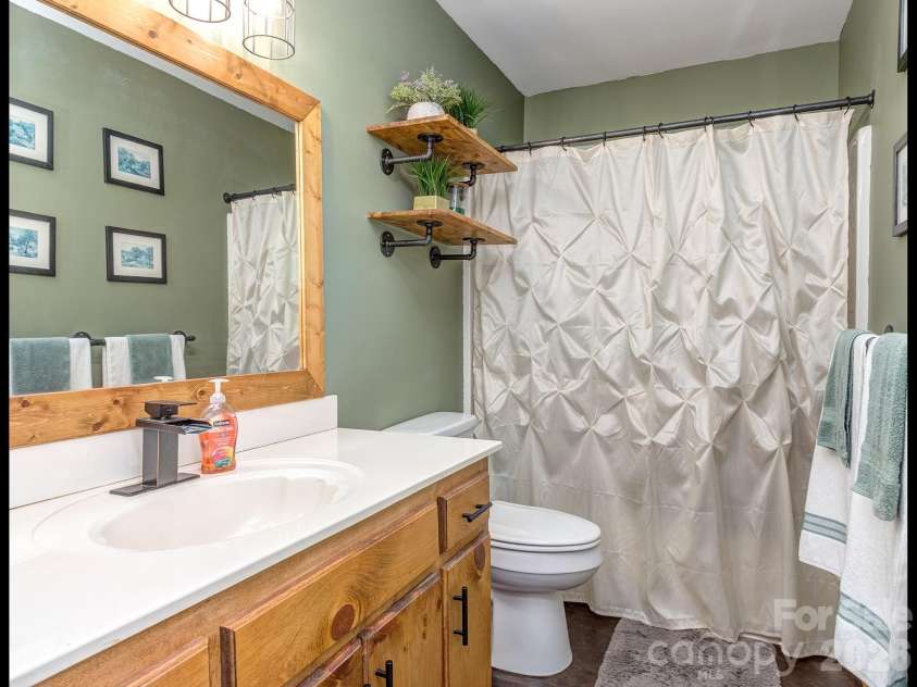 8723 Crestview Drive, Waxhaw, NC 28173.  MLS# CAR4376325, YatesRealty ID 20609. 
