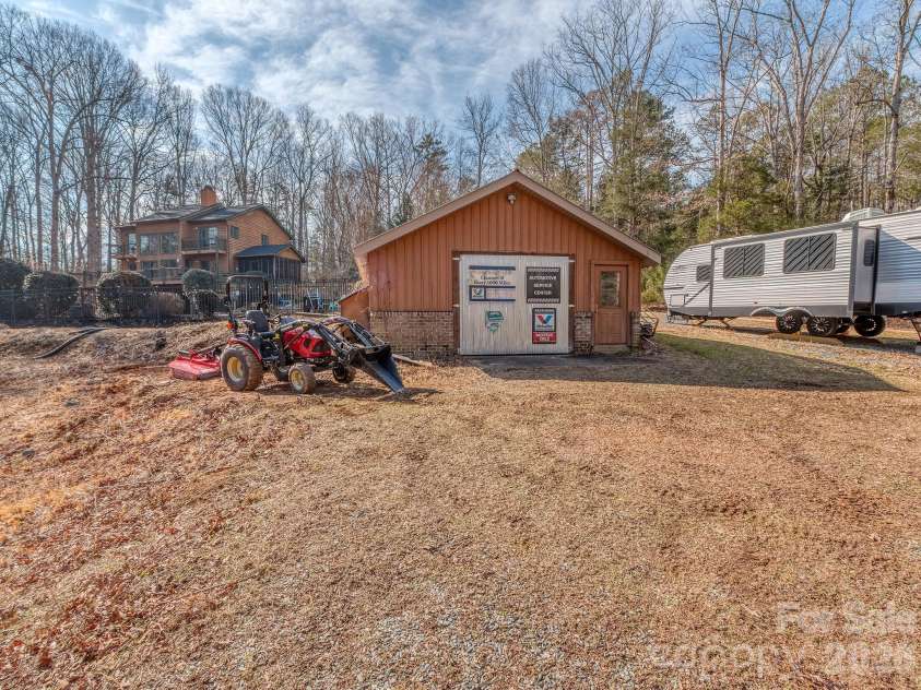8723 Crestview Drive, Waxhaw, NC 28173.  MLS# CAR4376325, YatesRealty ID 20609. 