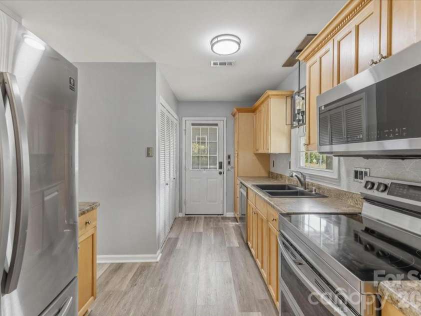 2516 Turnberry Lane, Charlotte, NC 28210.  MLS# CAR4366425, YatesRealty ID 20610. 