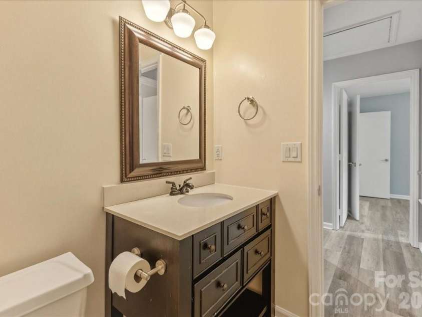 2516 Turnberry Lane, Charlotte, NC 28210.  MLS# CAR4366425, YatesRealty ID 20610. 