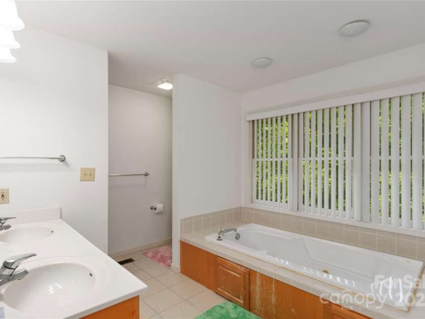 98 Choga Ridge, Whittier, NC 28789.  MLS# CAR4270600, YatesRealty ID 20612. 