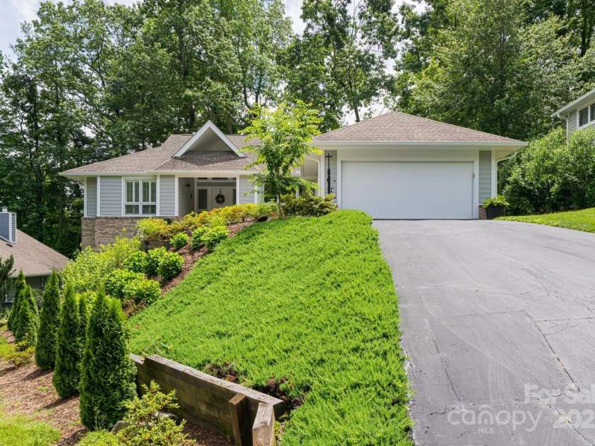 112 Broadmoor Drive, Flat Rock, NC 28731.  MLS# CAR4272453, YatesRealty ID 20614. 