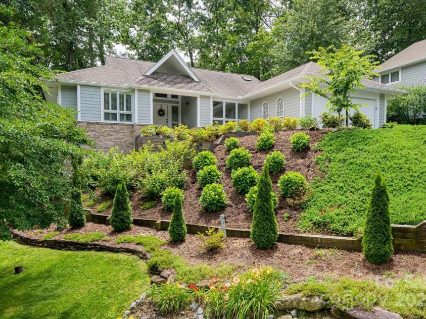 112 Broadmoor Drive, Flat Rock, NC 28731.  MLS# CAR4272453, YatesRealty ID 20614. 