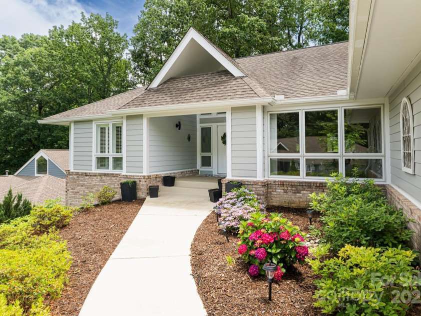 112 Broadmoor Drive, Flat Rock, NC 28731.  MLS# CAR4272453, YatesRealty ID 20614. 