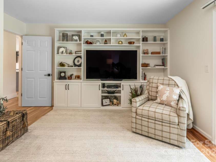 112 Broadmoor Drive, Flat Rock, NC 28731.  MLS# CAR4272453, YatesRealty ID 20614. 
