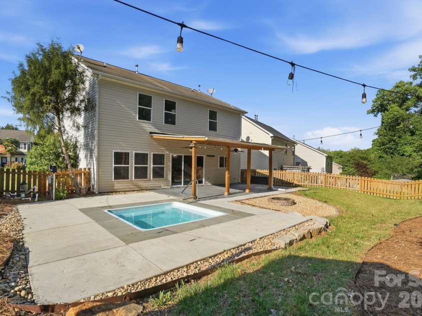 9713 Falling Stream Drive, Charlotte, NC 28214.  MLS# CAR4367748, YatesRealty ID 20617. 