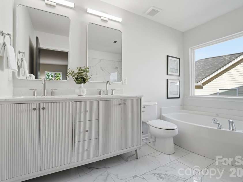 9713 Falling Stream Drive, Charlotte, NC 28214.  MLS# CAR4367748, YatesRealty ID 20617. 
