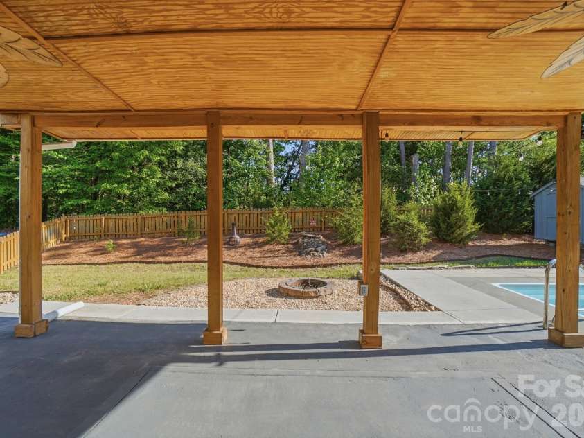 9713 Falling Stream Drive, Charlotte, NC 28214.  MLS# CAR4367748, YatesRealty ID 20617. 