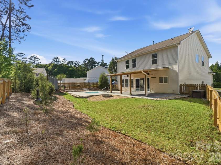 9713 Falling Stream Drive, Charlotte, NC 28214.  MLS# CAR4367748, YatesRealty ID 20617. 