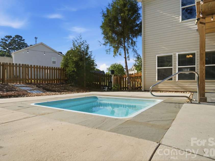 9713 Falling Stream Drive, Charlotte, NC 28214.  MLS# CAR4367748, YatesRealty ID 20617. 