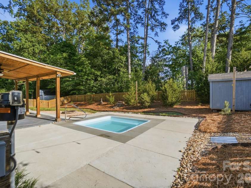9713 Falling Stream Drive, Charlotte, NC 28214.  MLS# CAR4367748, YatesRealty ID 20617. 