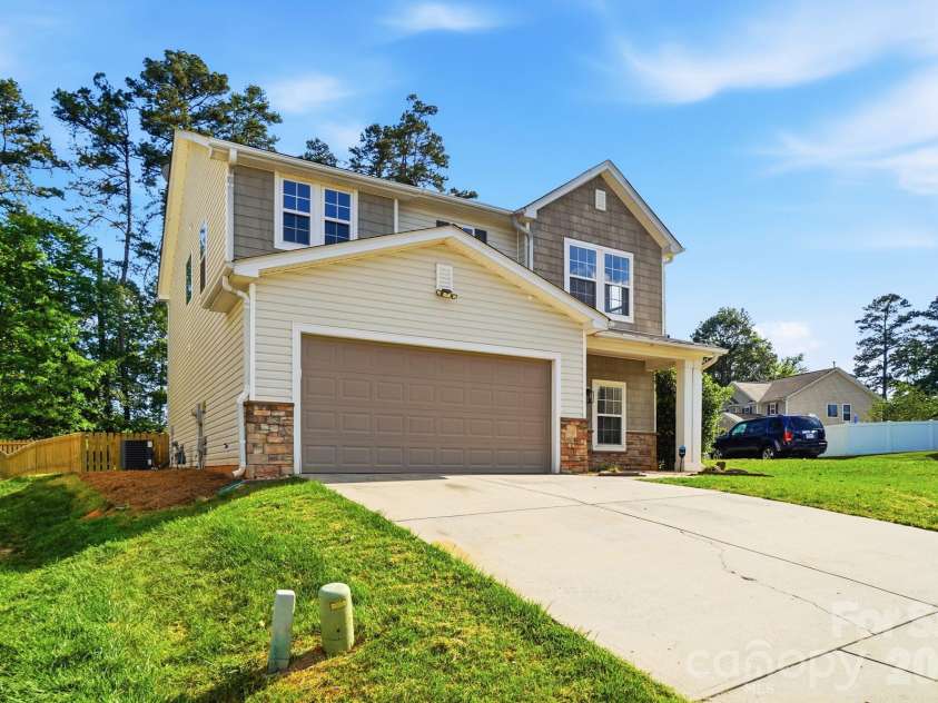 9713 Falling Stream Drive, Charlotte, NC 28214.  MLS# CAR4367748, YatesRealty ID 20617. 
