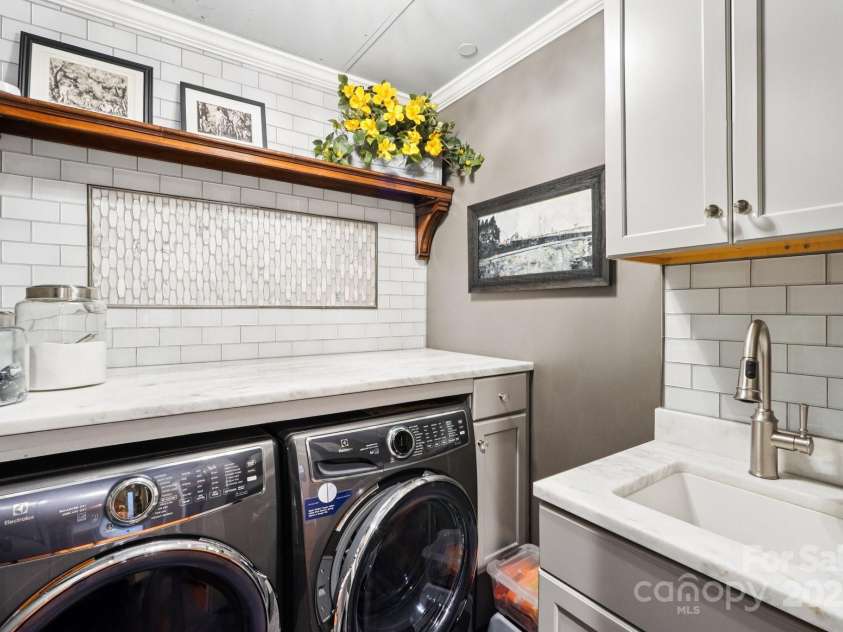 229 Church Street, Charlotte, NC 28202.  MLS# CAR4272254, YatesRealty ID 20618. 