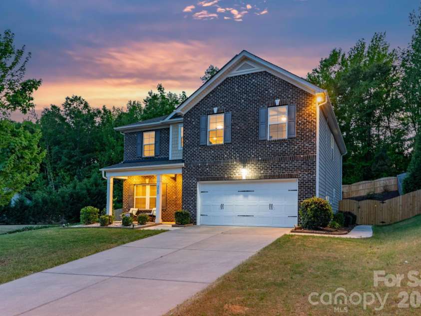 3043 Carriage Oak Way, Fort Mill, SC 29707.  MLS# CAR4374637, YatesRealty ID 20619. Long driveway for extra parking