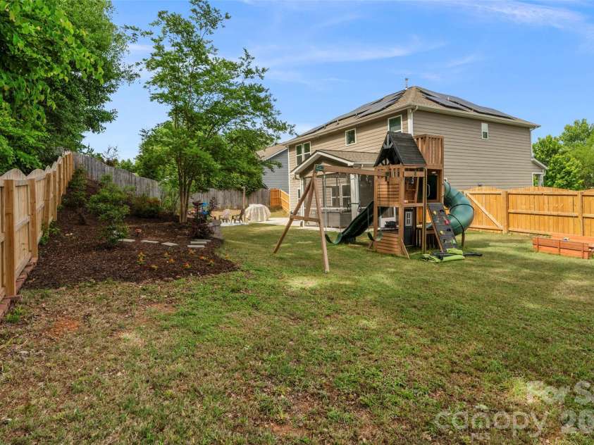 3043 Carriage Oak Way, Fort Mill, SC 29707.  MLS# CAR4374637, YatesRealty ID 20619. Spacious, fenced yard
