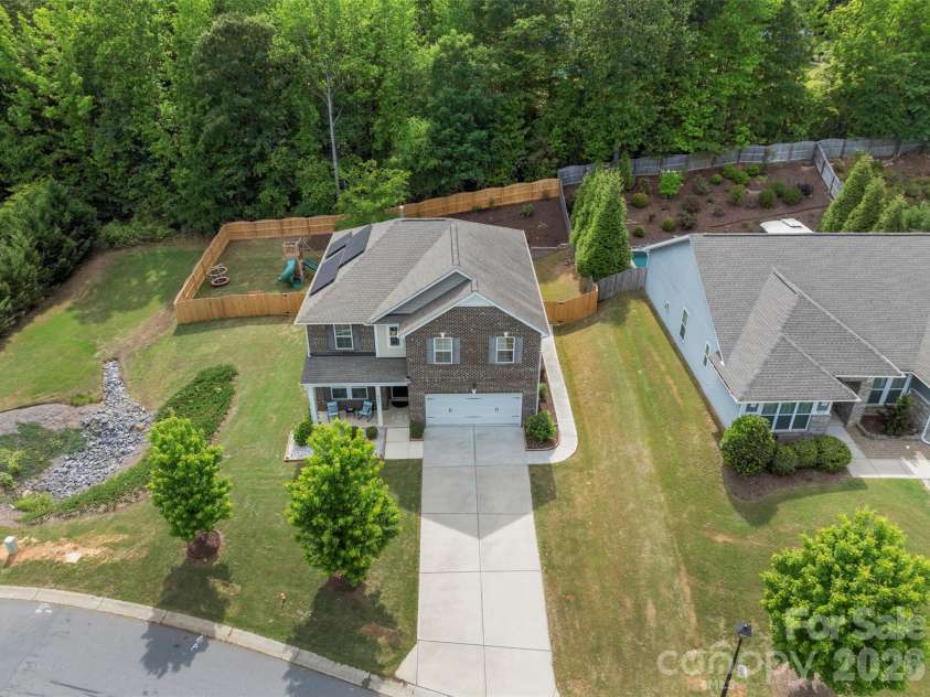 3043 Carriage Oak Way, Fort Mill, SC 29707.  MLS# CAR4374637, YatesRealty ID 20619. Spacious, private lot with fenced, tree-lined yard