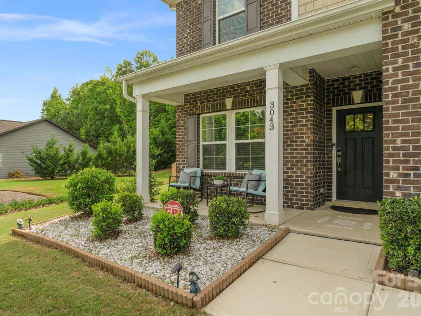 3043 Carriage Oak Way, Fort Mill, SC 29707.  MLS# CAR4374637, YatesRealty ID 20619. Welcoming covered front porch