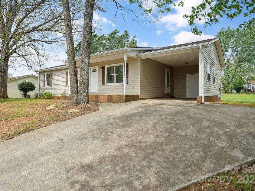120 Tower Drive, Statesville, NC 28677.  MLS# CAR4272638, YatesRealty ID 20620. 