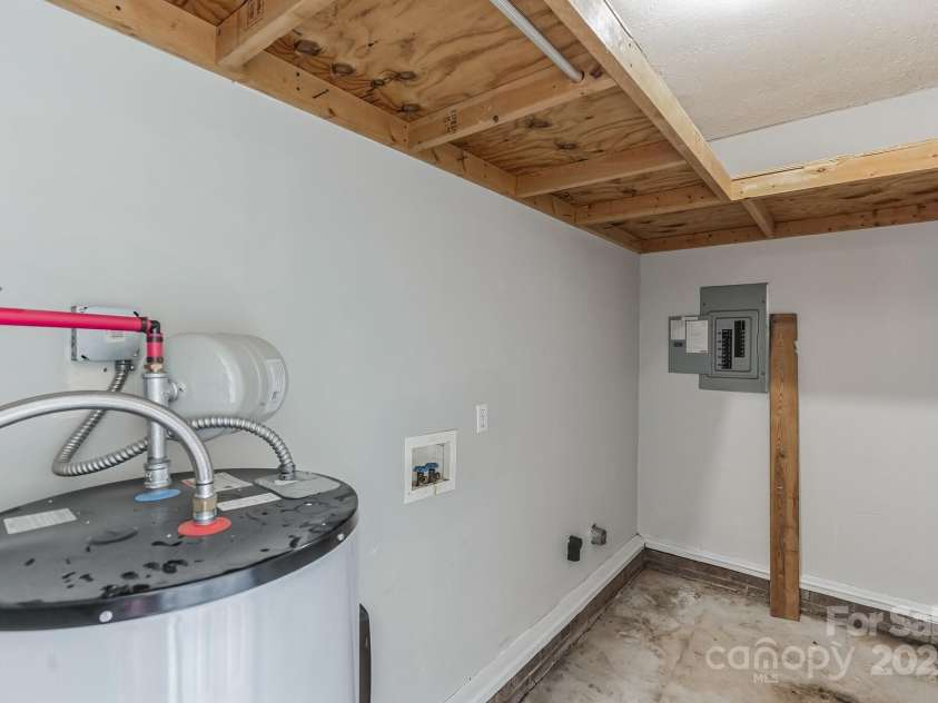 120 Tower Drive, Statesville, NC 28677.  MLS# CAR4272638, YatesRealty ID 20620. 