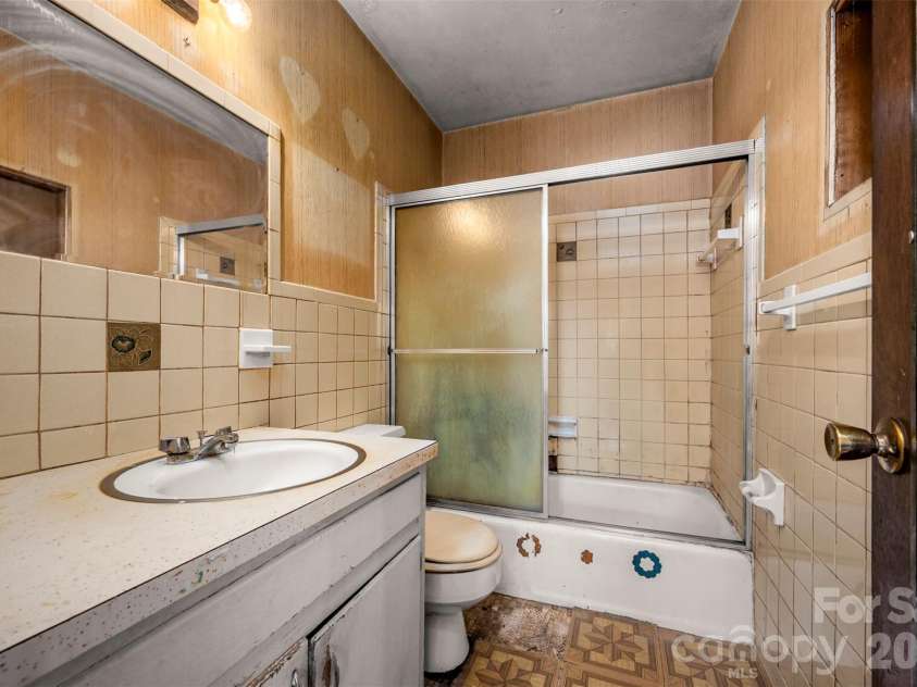 183 Seitz Drive, Forest City, NC 28043.  MLS# CAR4375504, YatesRealty ID 20621. 