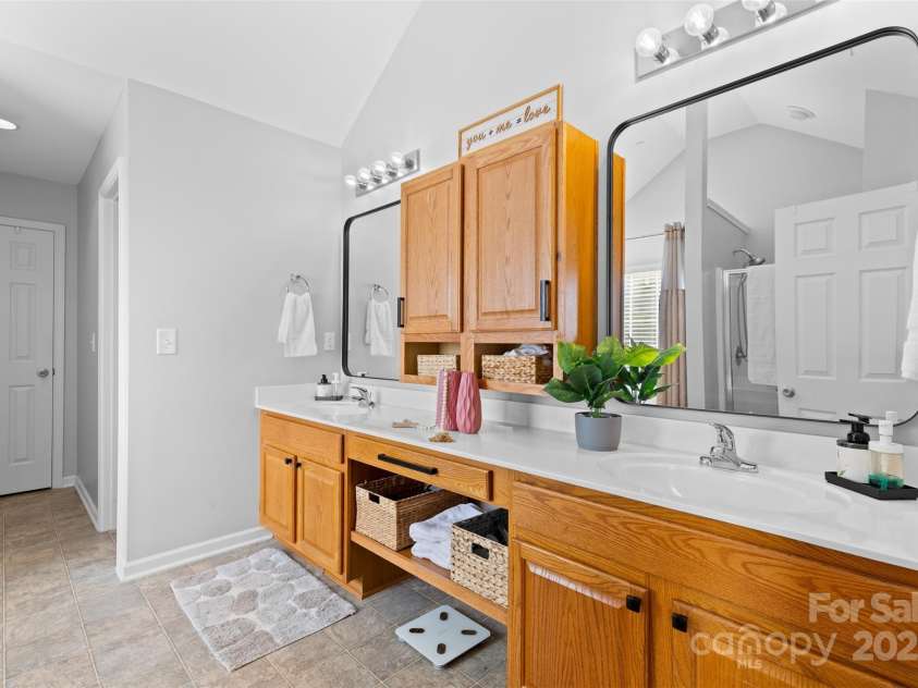 5822 Parkstone Drive, Matthews, NC 28104.  MLS# CAR4272948, YatesRealty ID 20622. 