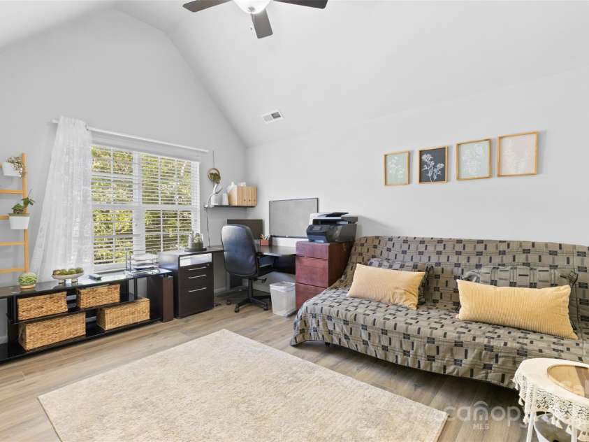 5822 Parkstone Drive, Matthews, NC 28104.  MLS# CAR4272948, YatesRealty ID 20622. 