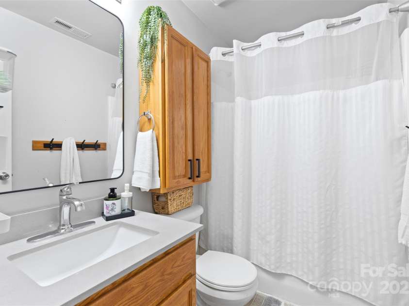 5822 Parkstone Drive, Matthews, NC 28104.  MLS# CAR4272948, YatesRealty ID 20622. 