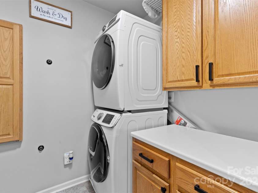 5822 Parkstone Drive, Matthews, NC 28104.  MLS# CAR4272948, YatesRealty ID 20622. 