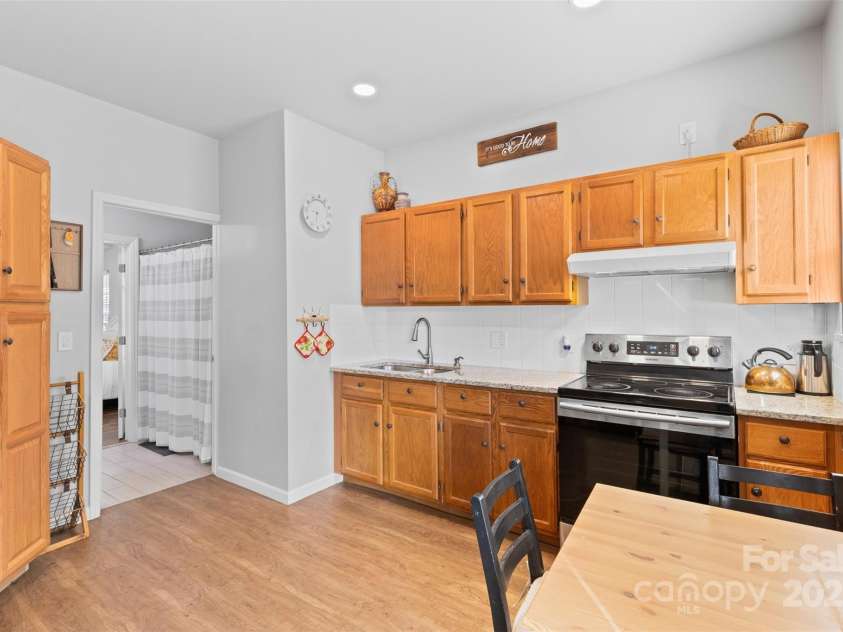 5822 Parkstone Drive, Matthews, NC 28104.  MLS# CAR4272948, YatesRealty ID 20622. 