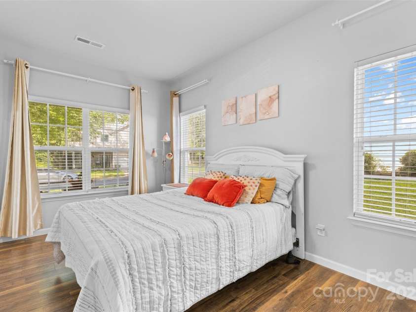 5822 Parkstone Drive, Matthews, NC 28104.  MLS# CAR4272948, YatesRealty ID 20622. 