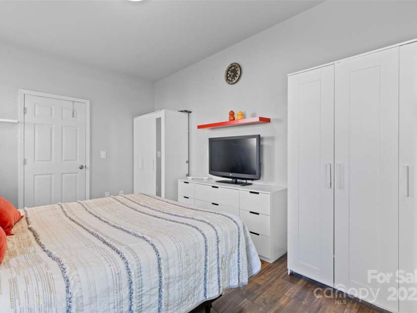 5822 Parkstone Drive, Matthews, NC 28104.  MLS# CAR4272948, YatesRealty ID 20622. 