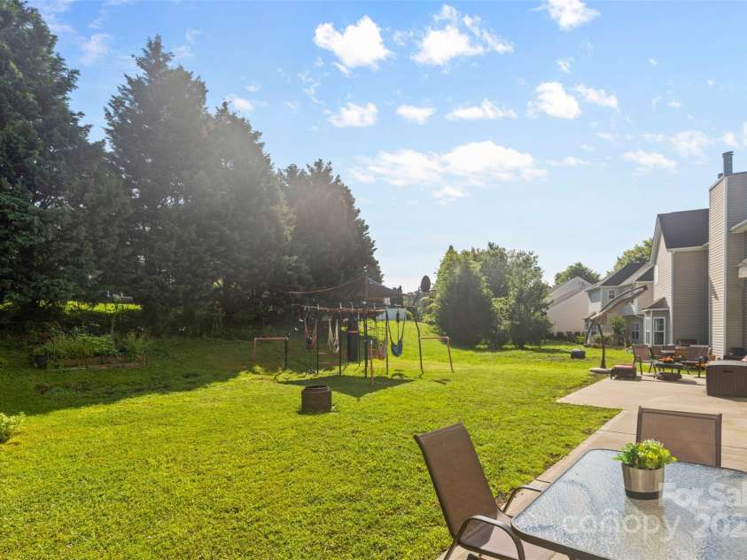 5822 Parkstone Drive, Matthews, NC 28104.  MLS# CAR4272948, YatesRealty ID 20622. 