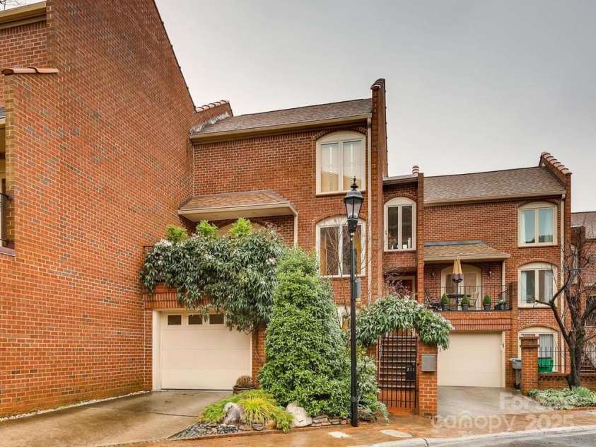 311 Settlers Lane, Charlotte, NC 28202.  MLS# CAR4273095, YatesRealty ID 20623. 
