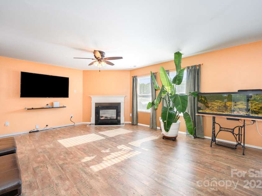 9822 Bayview Parkway, Charlotte, NC 28216.  MLS# CAR4273086, YatesRealty ID 20625. 