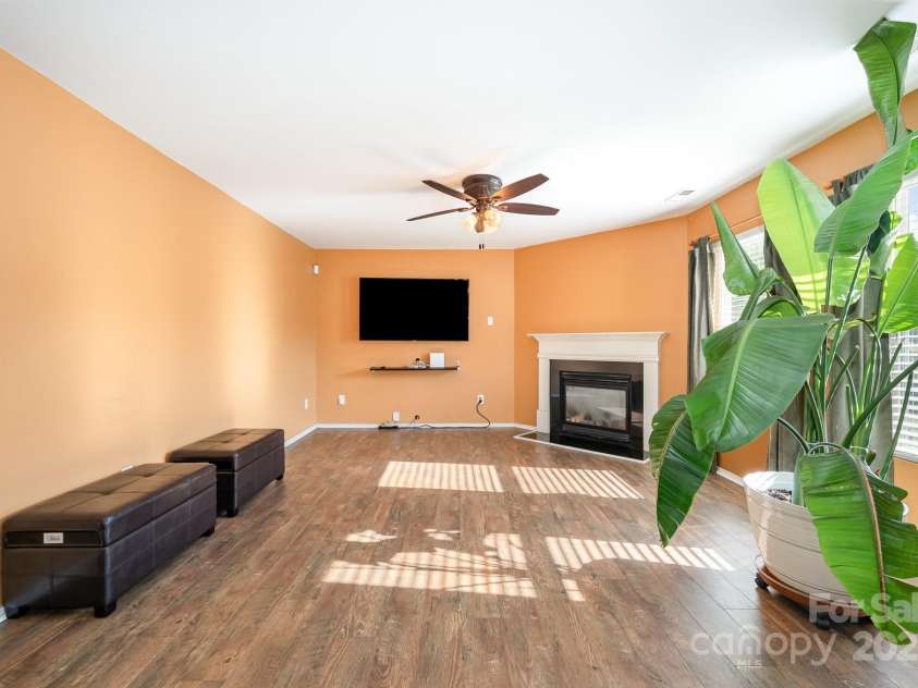 9822 Bayview Parkway, Charlotte, NC 28216.  MLS# CAR4273086, YatesRealty ID 20625. 