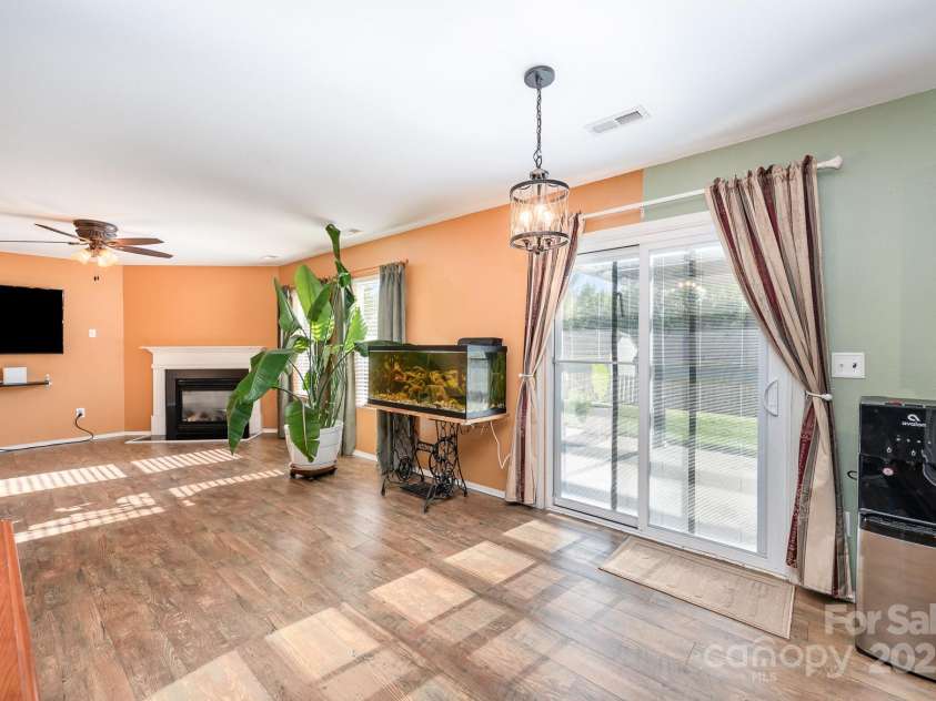 9822 Bayview Parkway, Charlotte, NC 28216.  MLS# CAR4273086, YatesRealty ID 20625. 