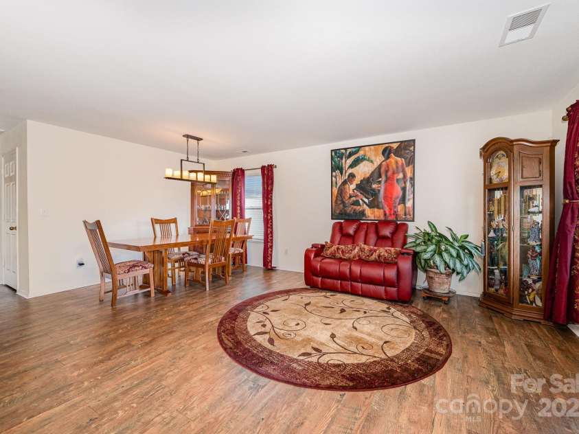 9822 Bayview Parkway, Charlotte, NC 28216.  MLS# CAR4273086, YatesRealty ID 20625. 