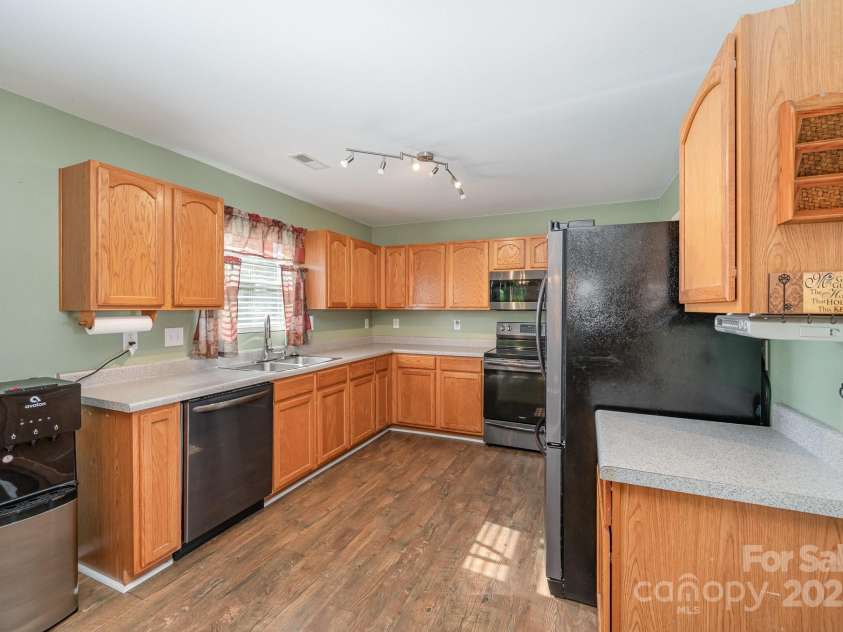 9822 Bayview Parkway, Charlotte, NC 28216.  MLS# CAR4273086, YatesRealty ID 20625. 