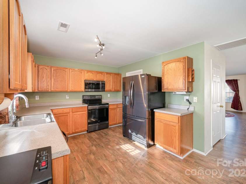 9822 Bayview Parkway, Charlotte, NC 28216.  MLS# CAR4273086, YatesRealty ID 20625. 
