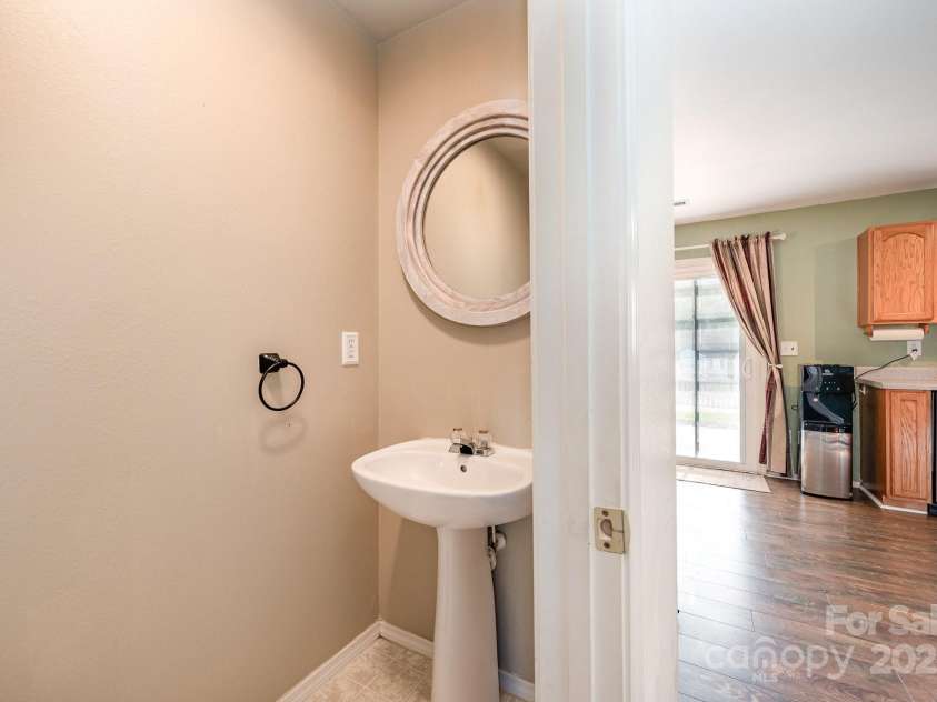 9822 Bayview Parkway, Charlotte, NC 28216.  MLS# CAR4273086, YatesRealty ID 20625. 