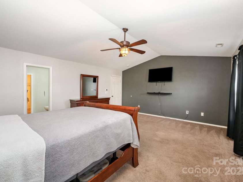 9822 Bayview Parkway, Charlotte, NC 28216.  MLS# CAR4273086, YatesRealty ID 20625. 