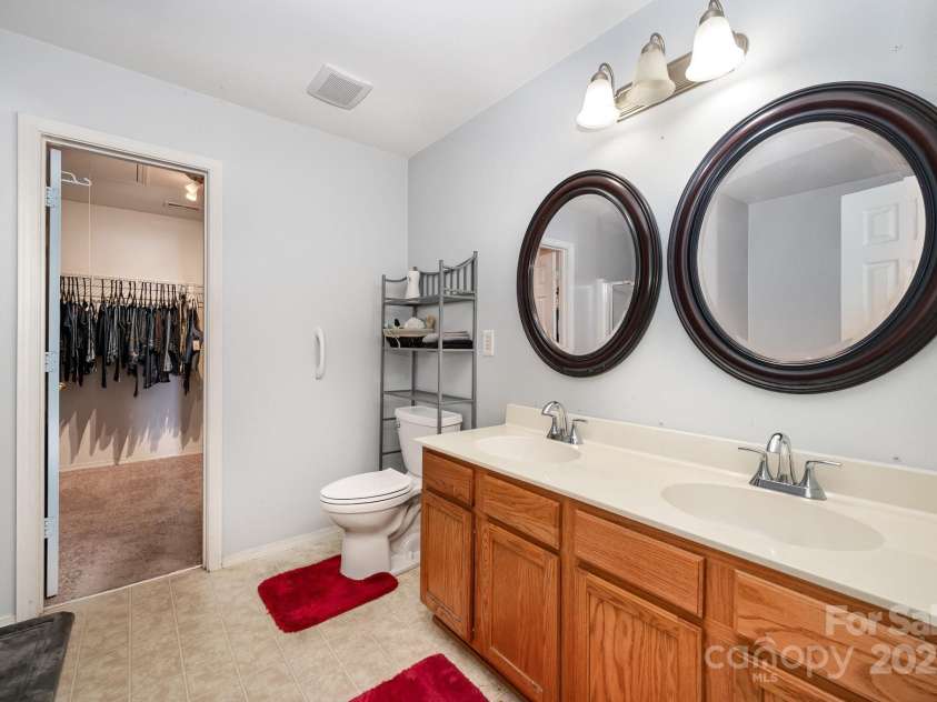 9822 Bayview Parkway, Charlotte, NC 28216.  MLS# CAR4273086, YatesRealty ID 20625. 