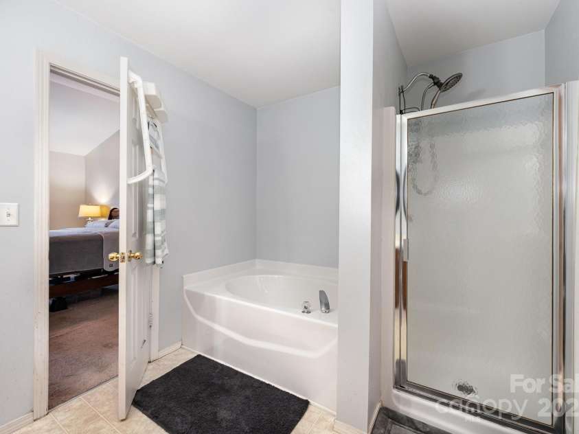 9822 Bayview Parkway, Charlotte, NC 28216.  MLS# CAR4273086, YatesRealty ID 20625. 