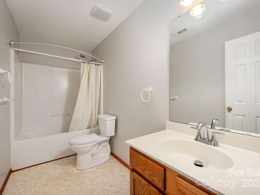9822 Bayview Parkway, Charlotte, NC 28216.  MLS# CAR4273086, YatesRealty ID 20625. 