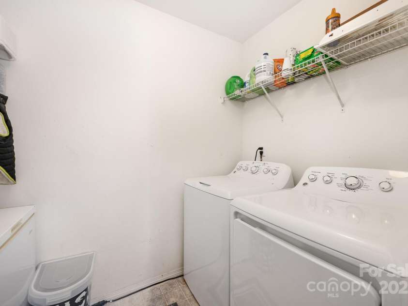 9822 Bayview Parkway, Charlotte, NC 28216.  MLS# CAR4273086, YatesRealty ID 20625. 