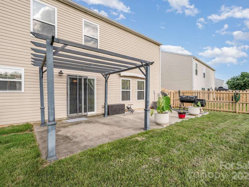 9822 Bayview Parkway, Charlotte, NC 28216.  MLS# CAR4273086, YatesRealty ID 20625. 