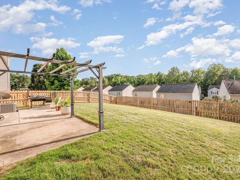 9822 Bayview Parkway, Charlotte, NC 28216.  MLS# CAR4273086, YatesRealty ID 20625. 
