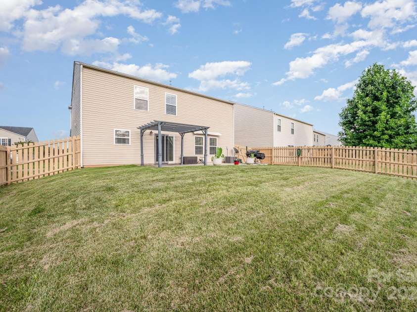 9822 Bayview Parkway, Charlotte, NC 28216.  MLS# CAR4273086, YatesRealty ID 20625. 